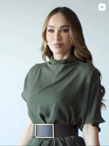 Mulher com vestido verde em uma produção de moda do perfil da ORDO